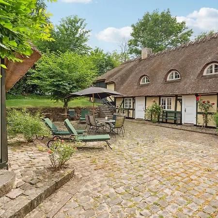 Beach Front Home In Ebberup With Sauna بيت للعطل